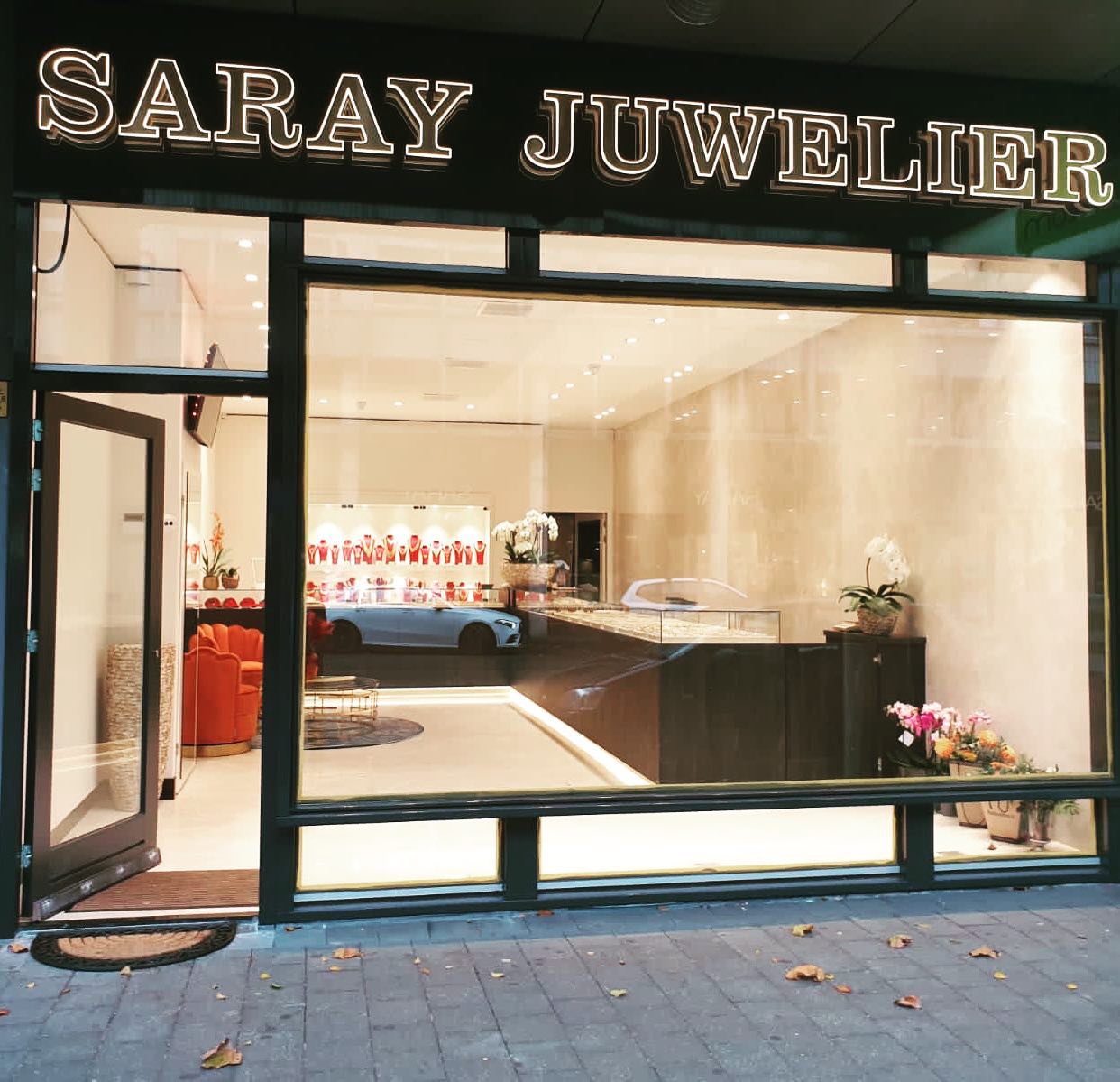 Onlangs hebben wij voor onze klant Saray Juwelier in Den Haag de vraag gekregen hun lichtreclame te plaatsen boven de entree van hun vernieuwde winkel. 
Met het meedenken, adviseren en het verstrekken van diverse voorstellen en schetsen heeft de klant uiteindelijk voor deze zeer chique uitstraling gekozen. 
Het resultaat mag er zijn en wij bedanken Saray Juwelier voor deze mooie opdracht! #sarayjuwelierdenhaag
#buislichtreclame #lichtreclame #signing #sign #opvallen #denhaag